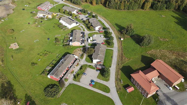 Flygbild över Vallvägen och Utansjögården i Utansjö