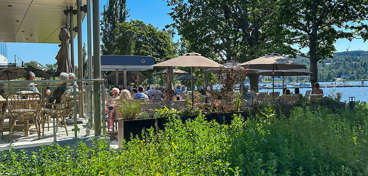 Uteservering vid Hernö Gin Hotell.