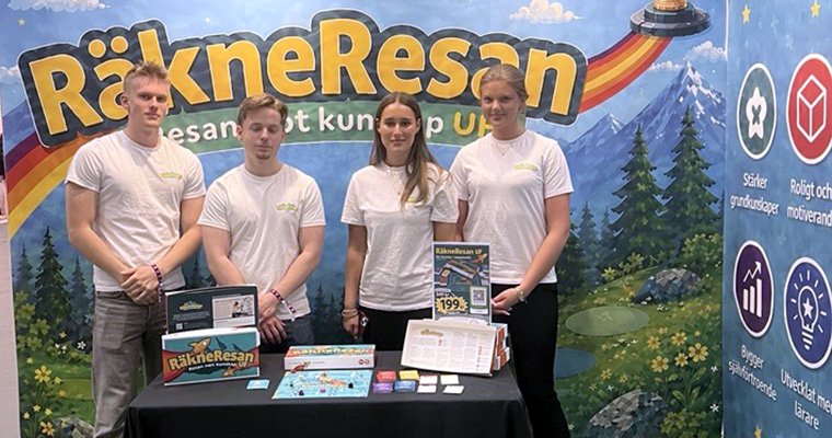 Fyra gymnasister i en monter där de visar upp ett spel. På skynket i montern står ordet "Räkneresan".
