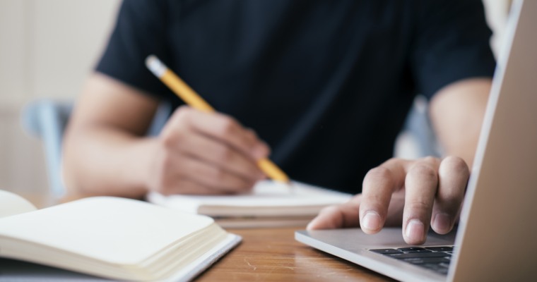 en mattelärare hjälper en elev