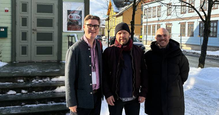 Michael, Adam och Carl framför hus i trädstaden Levanger