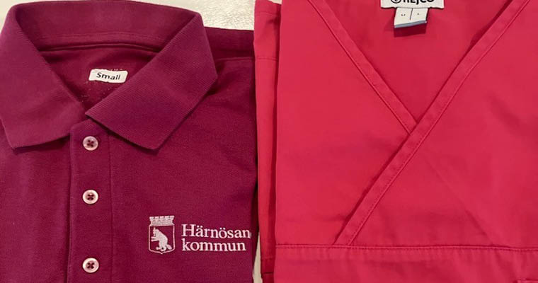 Närbild på arbetskläder med Härnösands kommun logotyp på.