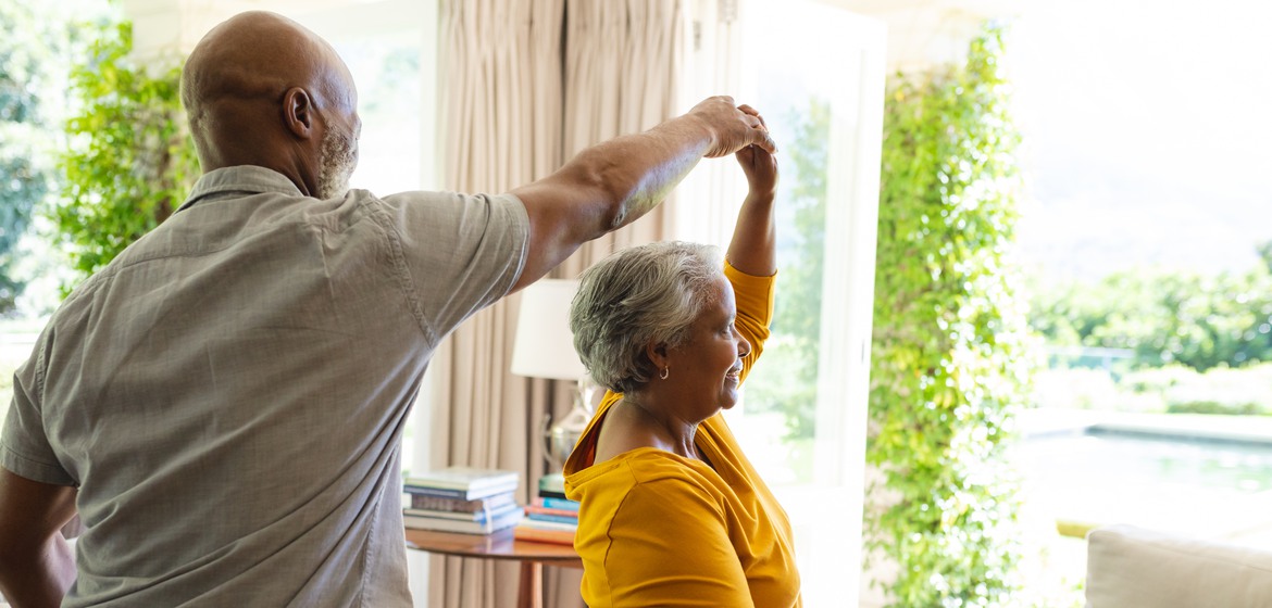 En man och en kvinna som dansar tillsammans i vardagsrummet.