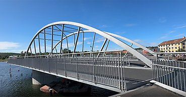 en bågbro som är halvt öppen