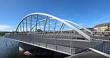 en bågbro som är halvt öppen