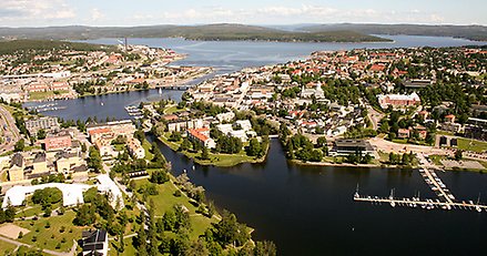flygbild över en stad som ligger vid vatten