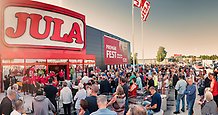 många människor utanför en Jula-butik