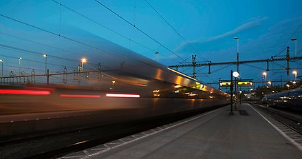 tåg som kör vid en station