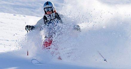 slalomåkare som det sprutar snö omkring