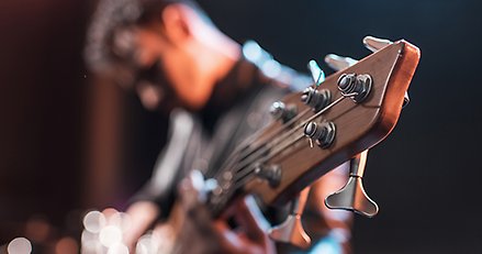 En man med en gitarr. 