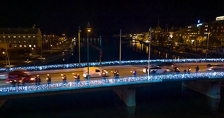 Ett fackeltåg går över Nybron.