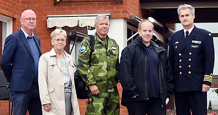 Tillväxtchef Uno Jonsson, kommunstyrelsens andre vice ordförande Christina Lindberg, överstelöjtnant Stefan Kriegholm, kommunstyrelsens ordförande Andreas Sjölander och marinstabens chef Fredrik Palmquist.