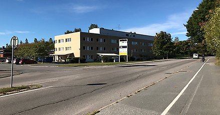 en större fastighet i gult tegel som ligger vid en väg