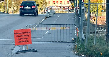 en bro där gång- och cykelbanan är avspärrad