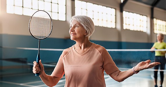 En kvinna med ett badmintonracket.