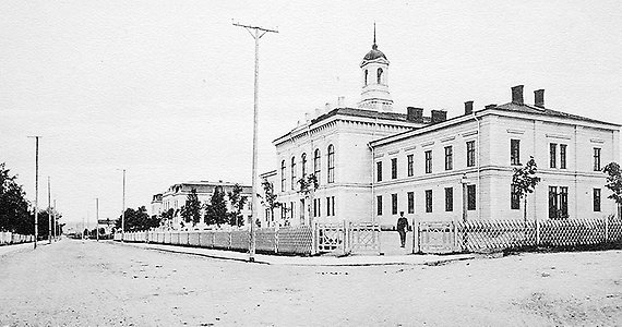Allmänna läroverket och Tekniska skolan.