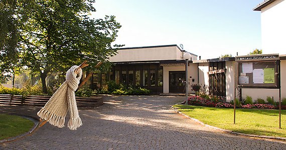 Församlingsgården.