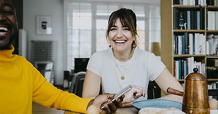 En man och en kvinna vid frukostbordet.