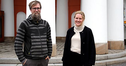 Beredskapssamordnarna Per Jonsson och Hi Johanna Hillgren framför Rådhuset.