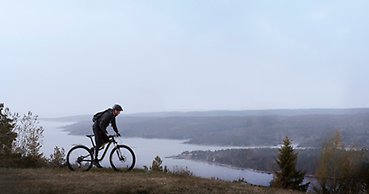 En person cyklar på Vårdkasen.