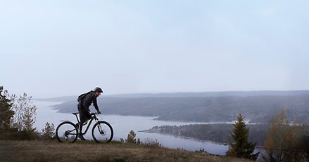 En person cyklar på Vårdkasen.