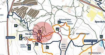 Kartbild över området Vårdkasen. En röd rund ring markerar området där trädfällningen ska göras.