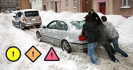 Tre personer knuffar en bil genom snön.