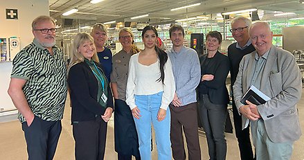 nio personer står på rad