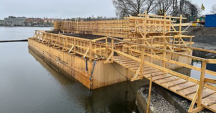 en stor träkonstruktion i vattnet