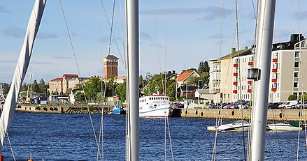 vy över ett sund med en stadskaj på andra sidan