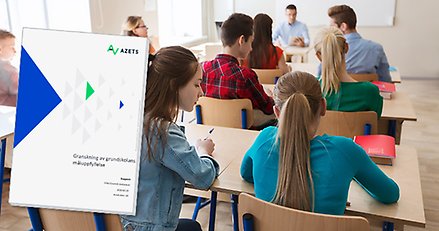 Ett klassrum och granskningsrapporten.