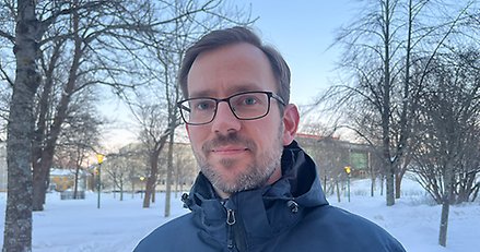 Porträttbild på man i glasögon