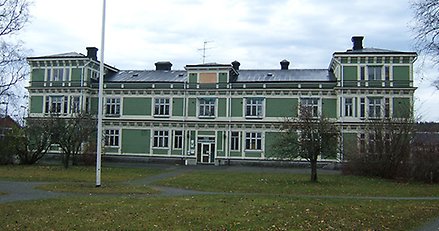 ett stort grönt trähus