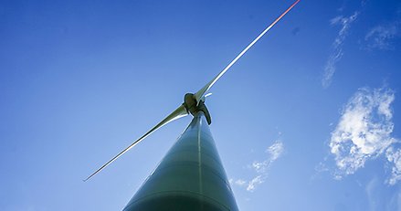 vindkraftssnurra mot blå himmel