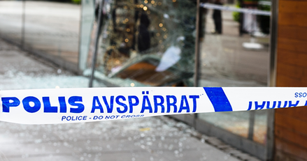 krossad ruta och plastband som markerar polisavspärrning