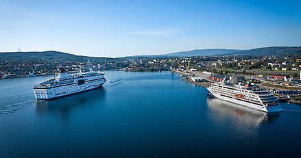 Två kryssningsfartyg i Härnösands hamn.