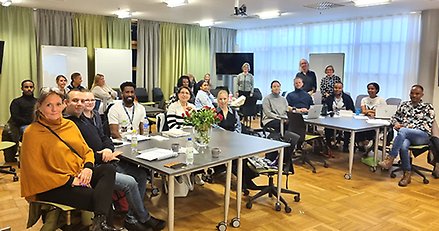20-30 personer samlade i en lektionssal.