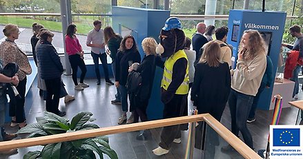 flera personer på utställningsyta