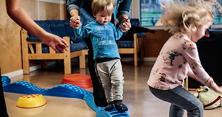 två barn leker inomhus  i förskolemiljö