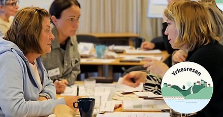 Fyra kvinnor samlade vid ett konferensbord samtalar engagerat´.