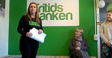 Fritidsbankens verksamhetsansvariga Susann Hellberg, landshövdingen Berit Högman och Lotten Widmark, som lämnade in det medborgarförslag som till slut ledde fram till etableringen av Fritidsbanken, vara alla glada över att verksamheten nu öppnar i Härnösand.