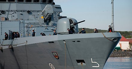 Bild på fören av ett militärfartyg.
