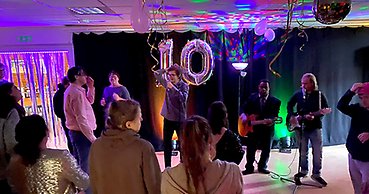 Musik och dans i en mörk lokal.