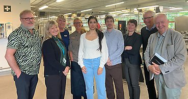 nio personer står på rad
