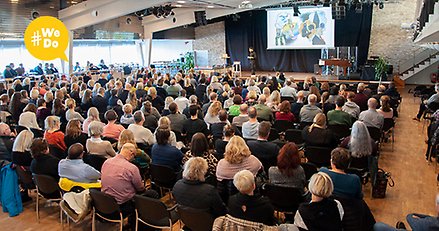 Föreläsningssal med många åhörare