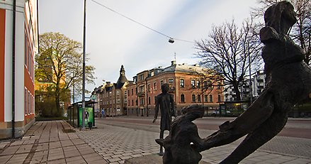 nybrogatan med skulptur i förgrunden