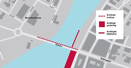 Kartbild över intre hamnen i Härnösand med Nybron i fokus. En sträckad röd linje över bron som illustrerar avstängd trottoar och röda områden vid landfästet på Härnön som illustrerar avstängda parkeringar och båtplatser.