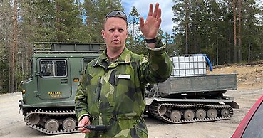 En hemvärnssoldat informerar.