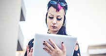 ung kvinna med digital skrivplatta i handen