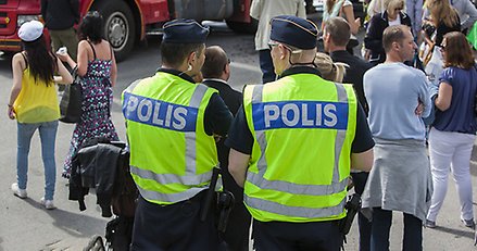 Två poliser med ryggen mot kameran